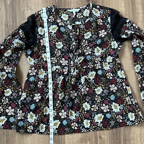 BCBGeneration Floral Lace Shoulder top Sz S - Picture 8 of 11